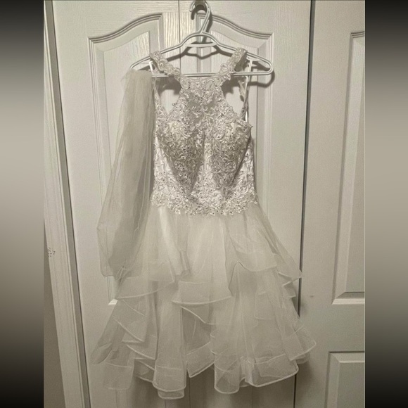 Beautiful white dress. Size 6 - Picture 2 of 6